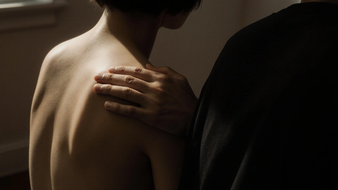 Dva lidé sedí zády k sobě v klidu, jen dotek kůže a přítomnost bez slov.