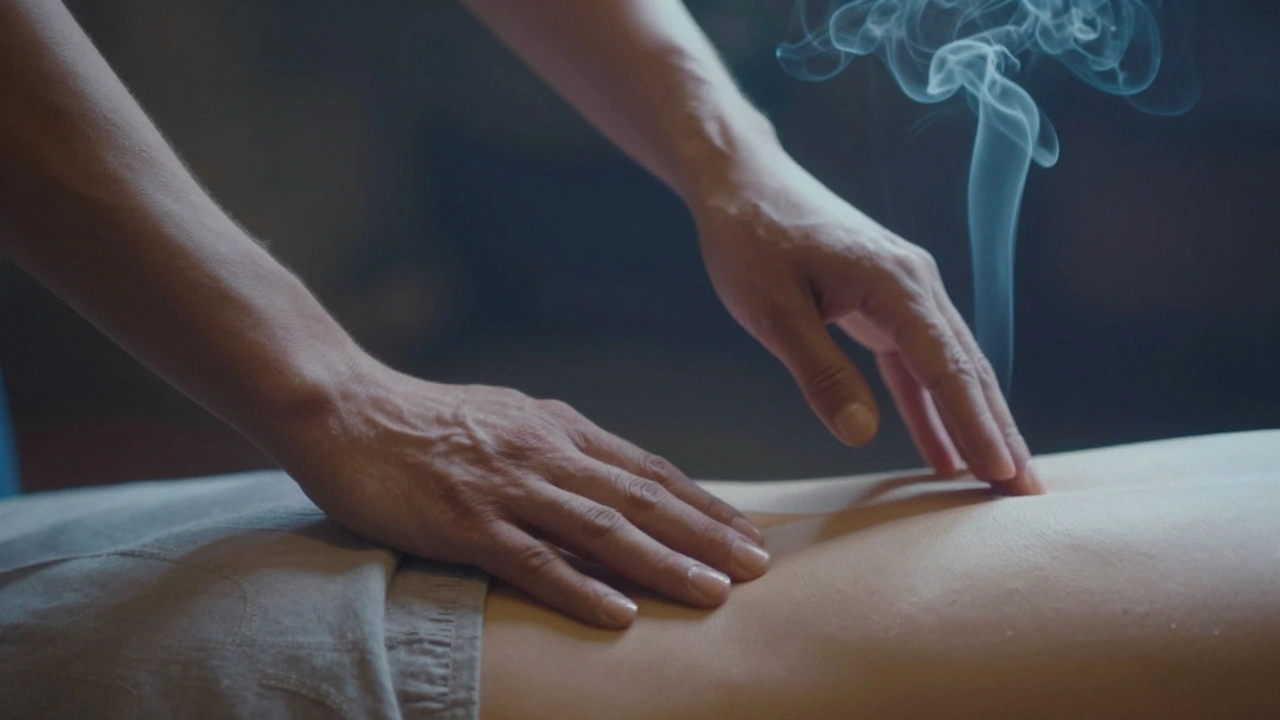 Ruka se dotýká kotníku, druhá visí nad hřbetem — chvíle klidu a energie v tantrické masáži.