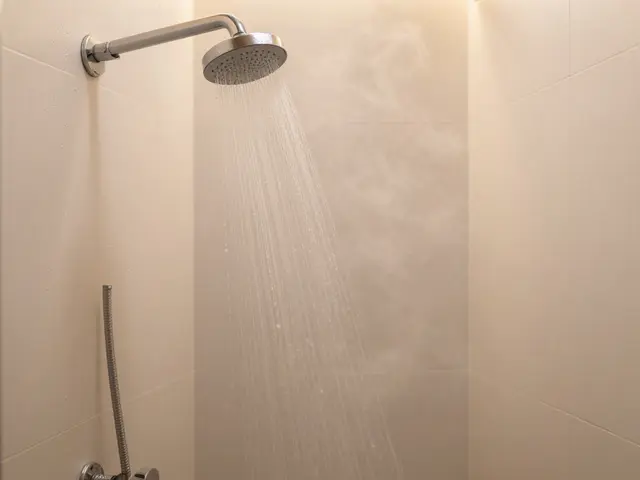 Sprchování před a po tantrické masáži: Hygiena, rituál a správný postup